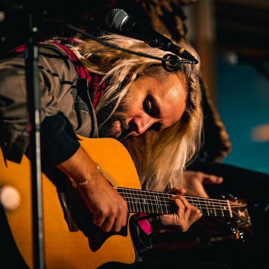 Ein Gitarrist spielt hingebungsvoll während der Seaside Sessions für das begeisterte Publikum. 