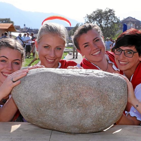 Ehrendamen mit Unspunnenstein am Unspunnenfest in Interlaken