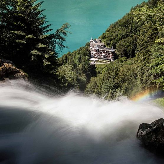 Giessbach Wasserfall von oben Wald, dem Brienzersee und dem Grandhotel Giessbach im Hintergrund