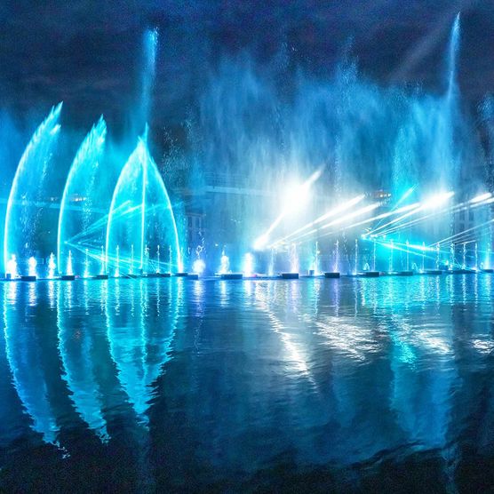 Thuner Wasserzauber mit blauen Lichtern