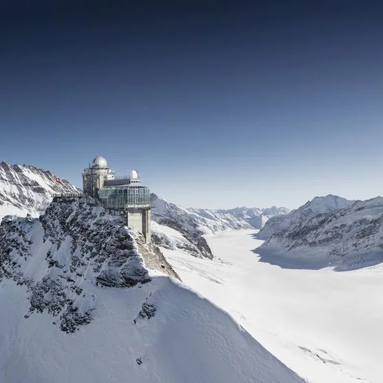 Jungfraujoch – Top of Europe, die höchstgelegene Bahnstation Europas. Im Hintergrund ist der Aletschgletscher zu sehen