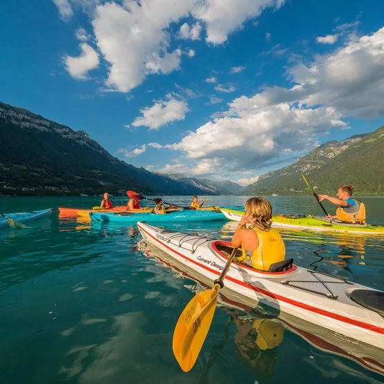 Eine Gruppe fährt mit dem Kajak auf den Brienzersee raus