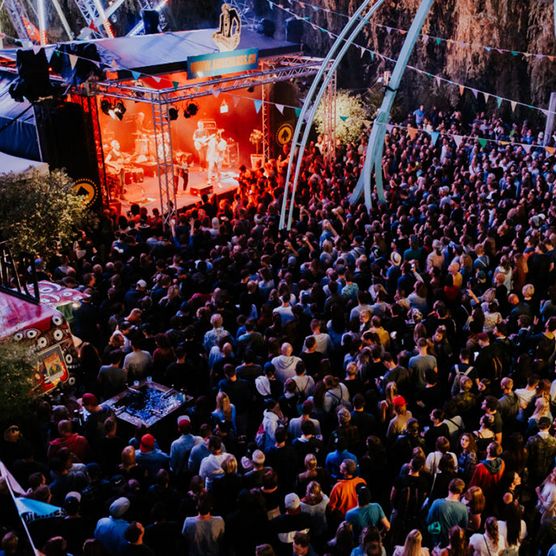 Bühne des Sommer Festivals Am Schluss in der Abendstimmung mit Zuschauern auf dem Mühleplatz in Thun