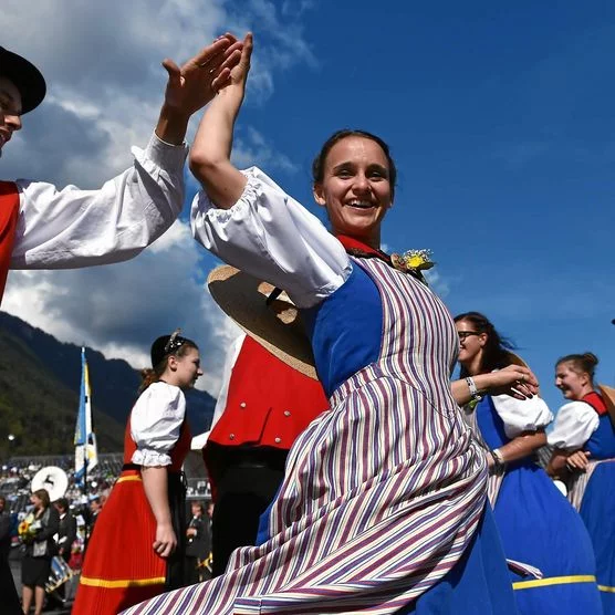 Paar tanzt in Schweizer Tracht in Interlaken