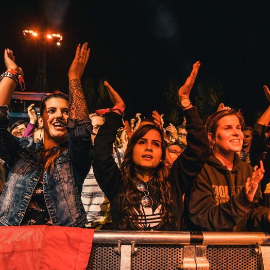 Fans in der ersten Reihe am Seaside Festival in Spiez