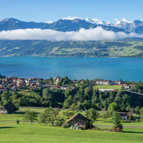 Von Tschingel aus zeigt sich eindrücklich das Dorf Sigriswil oberhalb des Thunersees