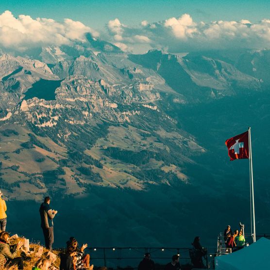 Die Besucher der Seaside Sessions erfreuen sich neben der Musik dem fantastischen Bergpanorama des Berner Oberlands. 