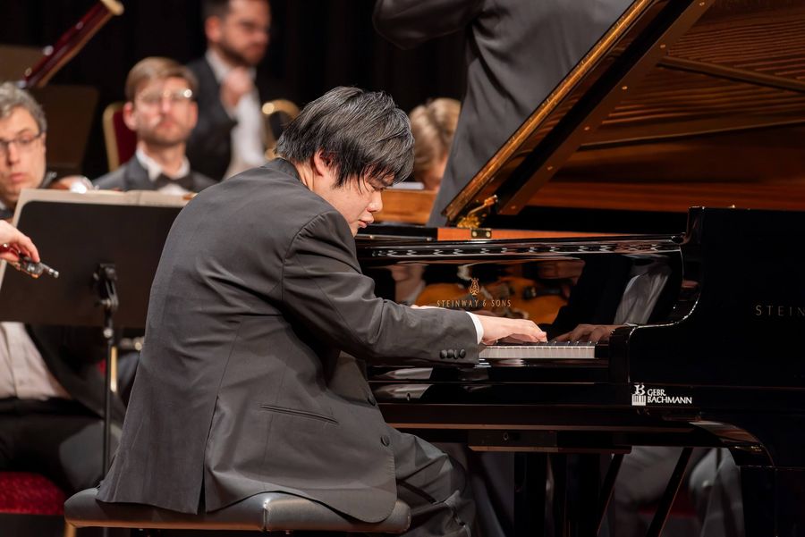 Der Pianist Nobuyuki Tsujii im Konzert begleitet von einem Orchester