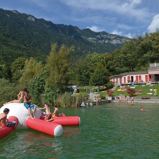 Blick vom Wasser auf das Naturstrandbad in Ringgenberg am Brienzersee