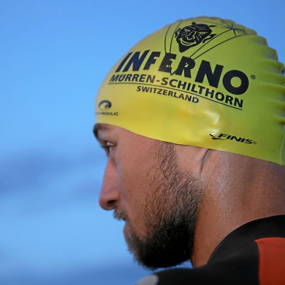 Schwimmer am Inferno Triathlon in der Morgenstimmung