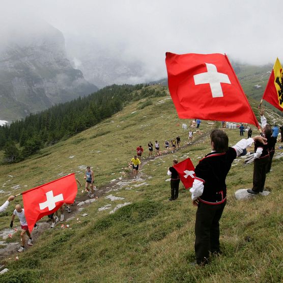 Fahnenschwinger schwingen Schweizer Fahne anlässlich des Jungfrau-Marathons