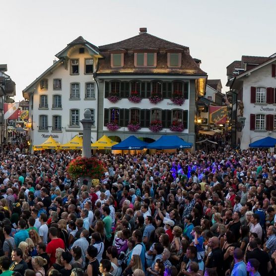 Bühne mit Zuschauern auf dem Rathausplatz in Thun