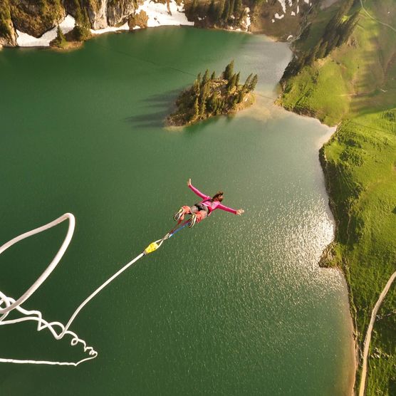 Bungy Jumping über grünem Bergsee am Stockhorn