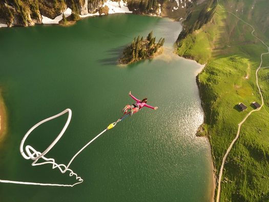 Bungy Jumping über grünem Bergsee am Stockhorn