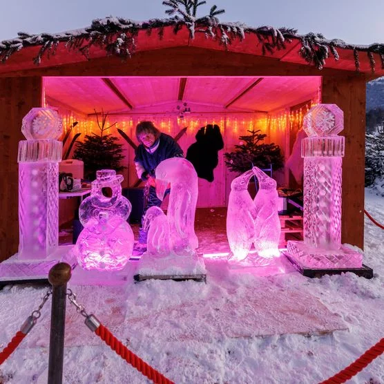 An einigen Samstagen schnitzt ein Eiskünstler Eisskulpturen im Winterlaken Labyrinth. 