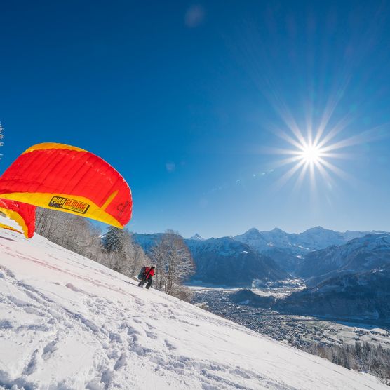 Startort des Paragliding Flugs ob Interlaken umgeben von Schnee und einem strahlend blauen Himmel