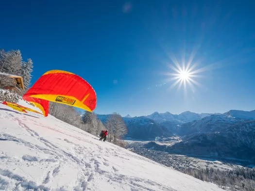 Startort des Paragliding Flugs ob Interlaken umgeben von Schnee und einem strahlend blauen Himmel