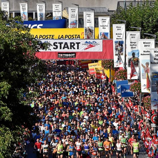 Läufer starten am Höheweg den Jungfrau-Marathon ab Interlaken