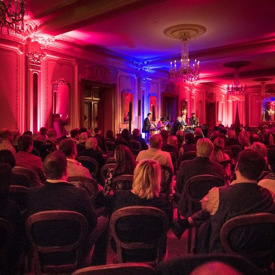 Beleuchteter Saal im Grandhotel Giessbach während der Giessbach Sessions