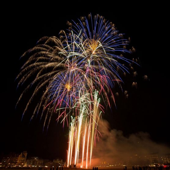 Buntes Feuerwerk am Nachthimmel über Interlaken am Festival Touch the Mountains