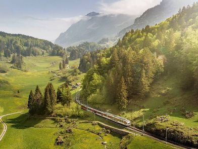 Zentralbahn fährt durch die traumhafte Naturidylle über den Brünigpass in Richtung Haslital