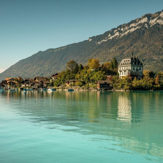 Wie eine kleine Halbinsel ragt ein Zacken des Dorfs in den türkisfarbenen Brienzersee hinaus.