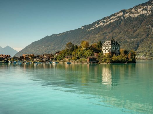 Wie eine kleine Halbinsel ragt ein Zacken des Dorfs in den türkisfarbenen Brienzersee hinaus.