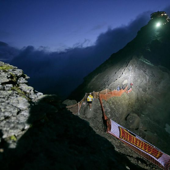 Inferno Triathlon vor dem Ziel im Dunkeln auf dem Schilthorn