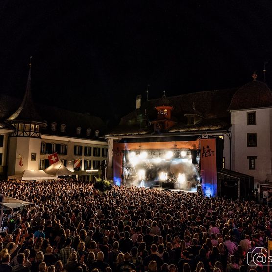 Rathausplatz mit Lichtern in der Nacht am Thunfest in Thun