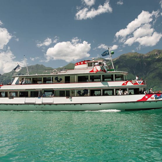 Schiff Jungfrau fährt im Sommer über den türkisen Brienzersee