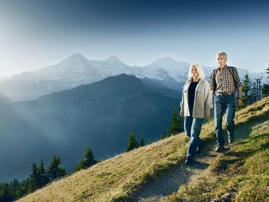 Zwei Wanderer unterwegs vor Bergpanorama