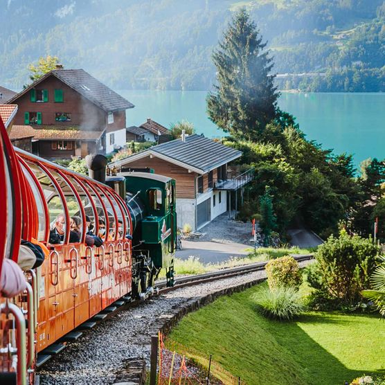 Komposition der Brienz Rothorn Bahn auf dem Weg bergwärts richtung Rothorn