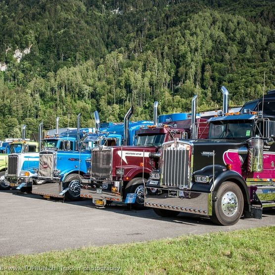 Bunte Lastwagen auf der Truck Meile am Internationalen Trucker & Country-Festival in Interlaken