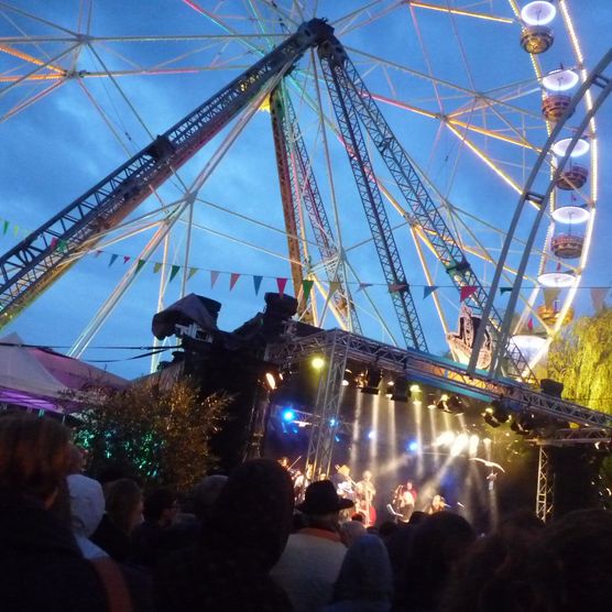 Bühne mit Riesenrad auf dem Mühleplatz in Thun während der Abendstimmung