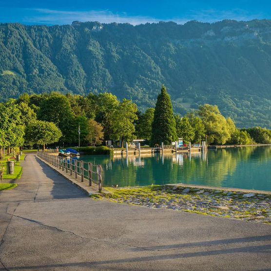 Breite Promenade bei der Schiffländte in Bönigen am Brienzersee lädt zum Flanieren ein. Im Hintergrund der Hardergrat.