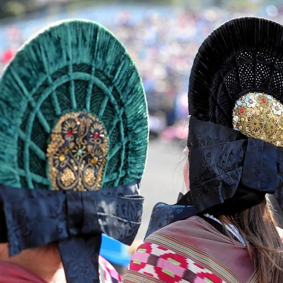 Zwei Frauen mit traditionellen Schweizer Hüten in Interlaken