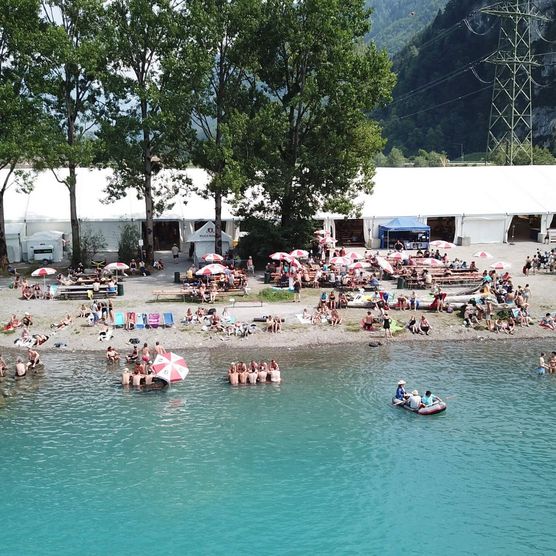 Rockfans baden im Brienzersee während dem Brienzersee Rockfestival