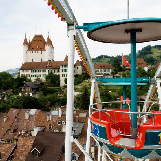 Aussicht aus einer Gondel auf dem Riesenrad am Thunfest mit Blick auf das Schloss Thun